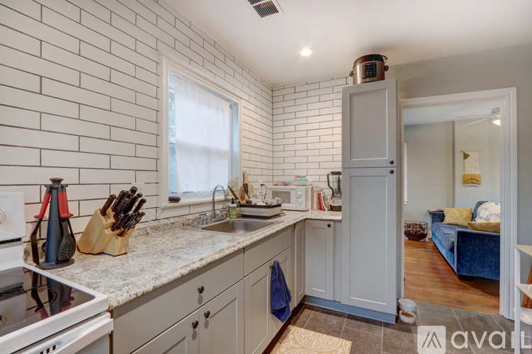 Source URL: https://prod-avail.s3.amazonaws.com/public_images/31592583/listing/GAptKitchen2.JPG