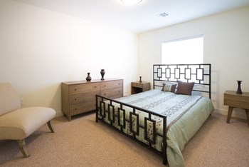 Bedroom with dresser - Photo Gallery 4