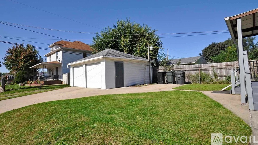 Source URL: https://prod-avail.s3.amazonaws.com/public_images/33262603/listing/Garage.jpg