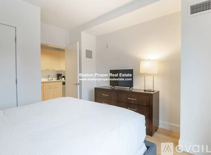 Source URL: https://prod-avail.s3.amazonaws.com/public_images/34829321/listing/1085_Boylston_St._Boston___(Fenway)_Building_Photo_5_(1).jpg