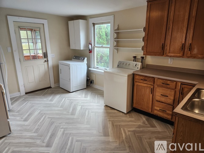 Source URL: https://prod-avail.s3.amazonaws.com/public_images/36806386/listing/Kitchen_2.jpg