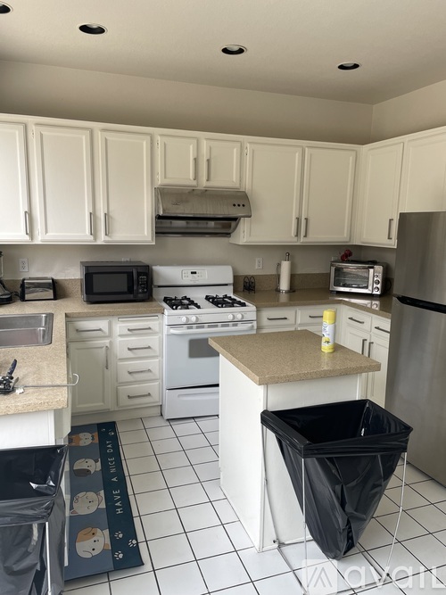 Source URL: https://prod-avail.s3.amazonaws.com/public_images/37206905/listing/7575_kitchen.jpg