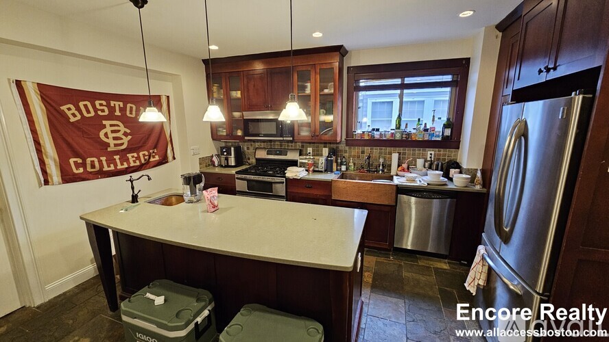 Source URL: https://prod-avail.s3.amazonaws.com/public_images/37984264/listing/internal_unit_photo_73961634_0.jpg