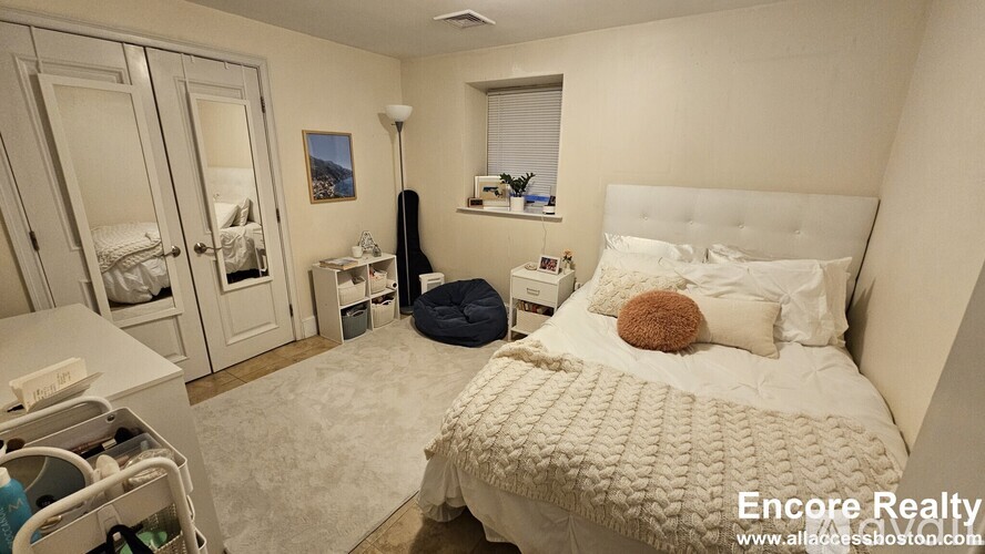Source URL: https://prod-avail.s3.amazonaws.com/public_images/37984266/listing/internal_unit_photo_73961641_7.jpg