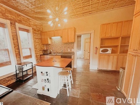 Source URL: https://prod-avail.s3.amazonaws.com/public_images/39338630/listing/617_7.jpeg