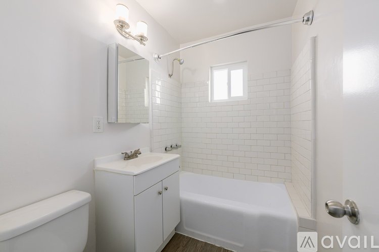 Source URL: https://prod-avail.s3.amazonaws.com/public_images/39704349/listing/08_Bathroom_(4).jpg