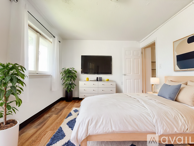 Source URL: https://prod-avail.s3.amazonaws.com/public_images/40021892/listing/305-HALF-S-MANNING-3_-_Bedroom_-_Scandinavian_-_1.jpg