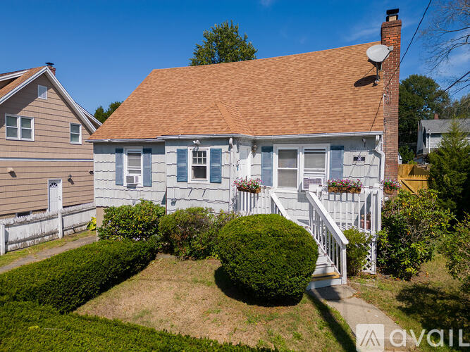 30 Florence Ave 5 Beds Single Family Home for Rent - Photo gallery 1
