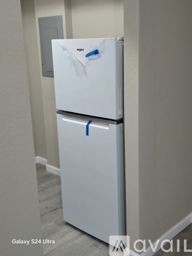 A white Galaxy S24 Ultra fridge with a blue handle.