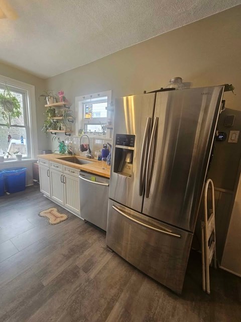 736 Queens Ave 2 Beds Apartment for Rent