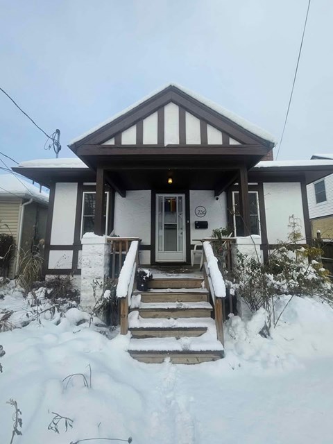 736 Queens Ave 2 Beds Apartment for Rent