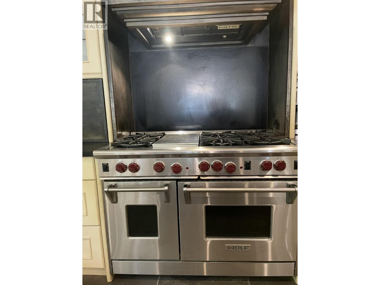 A stainless steel oven with the brand name HOLE is installed in a kitchen.