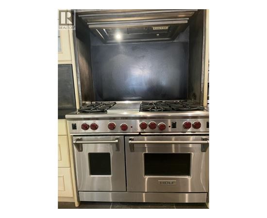 A stainless steel oven with the brand name HOLE is installed in a kitchen.