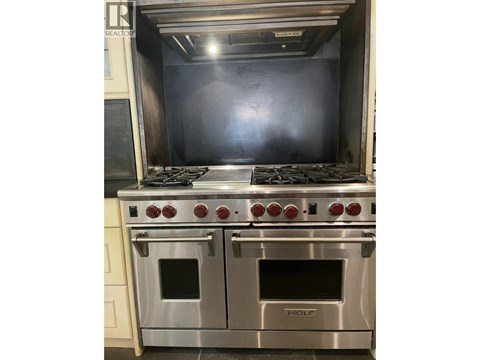 A stainless steel oven with the brand name HOLE is installed in a kitchen.