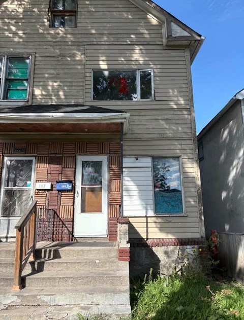 187 Burrows Ave 3 Beds Apartment for Rent