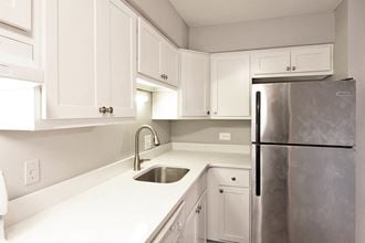 533 Des Plaines Ave. 1-2 Beds Apartment for Rent
