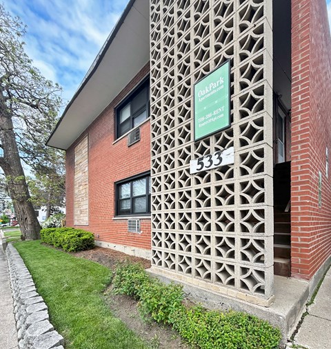 A building with a green sign that says Oak Park.