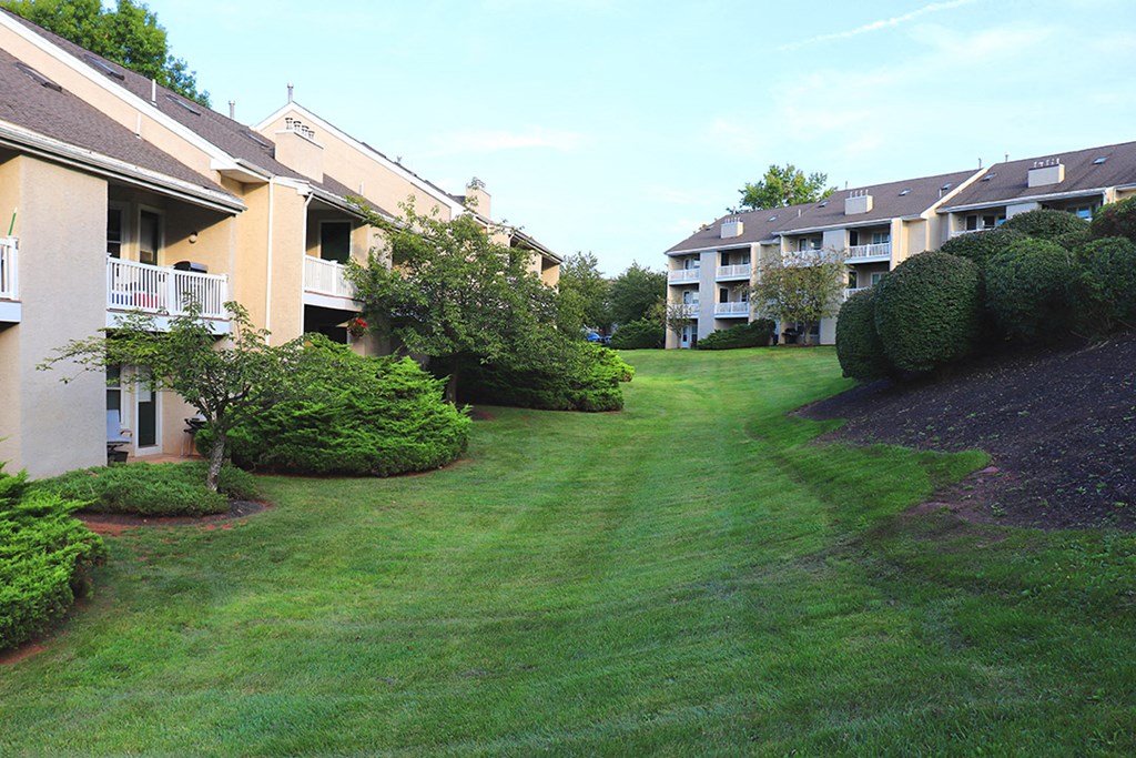 a yard in front of an apartment building