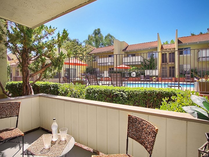 Sienna Apartments, patio with deck and chairs overlooking the property