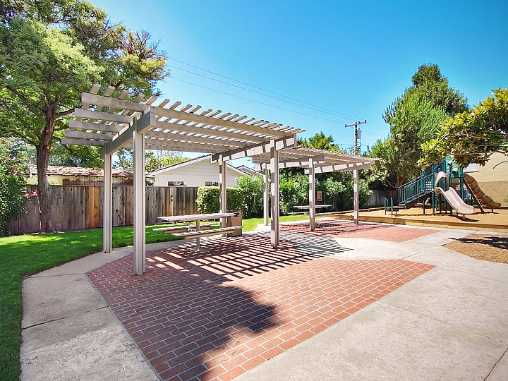 Sienna Apts BBQ/ picnic area with coverings