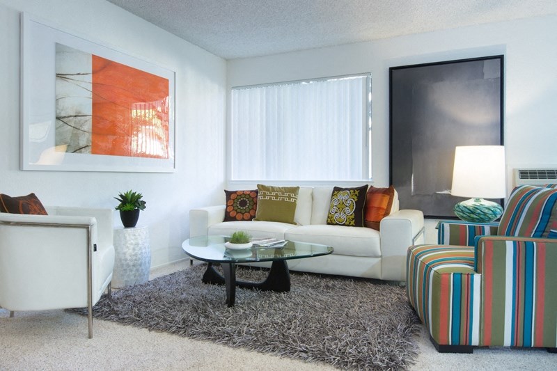 Sienna Apts living room area with couches and sitting chairs