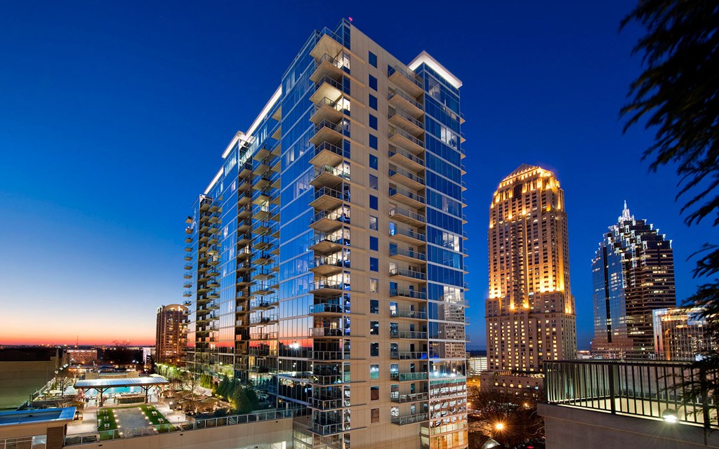 a view of an apartment building in the city at night