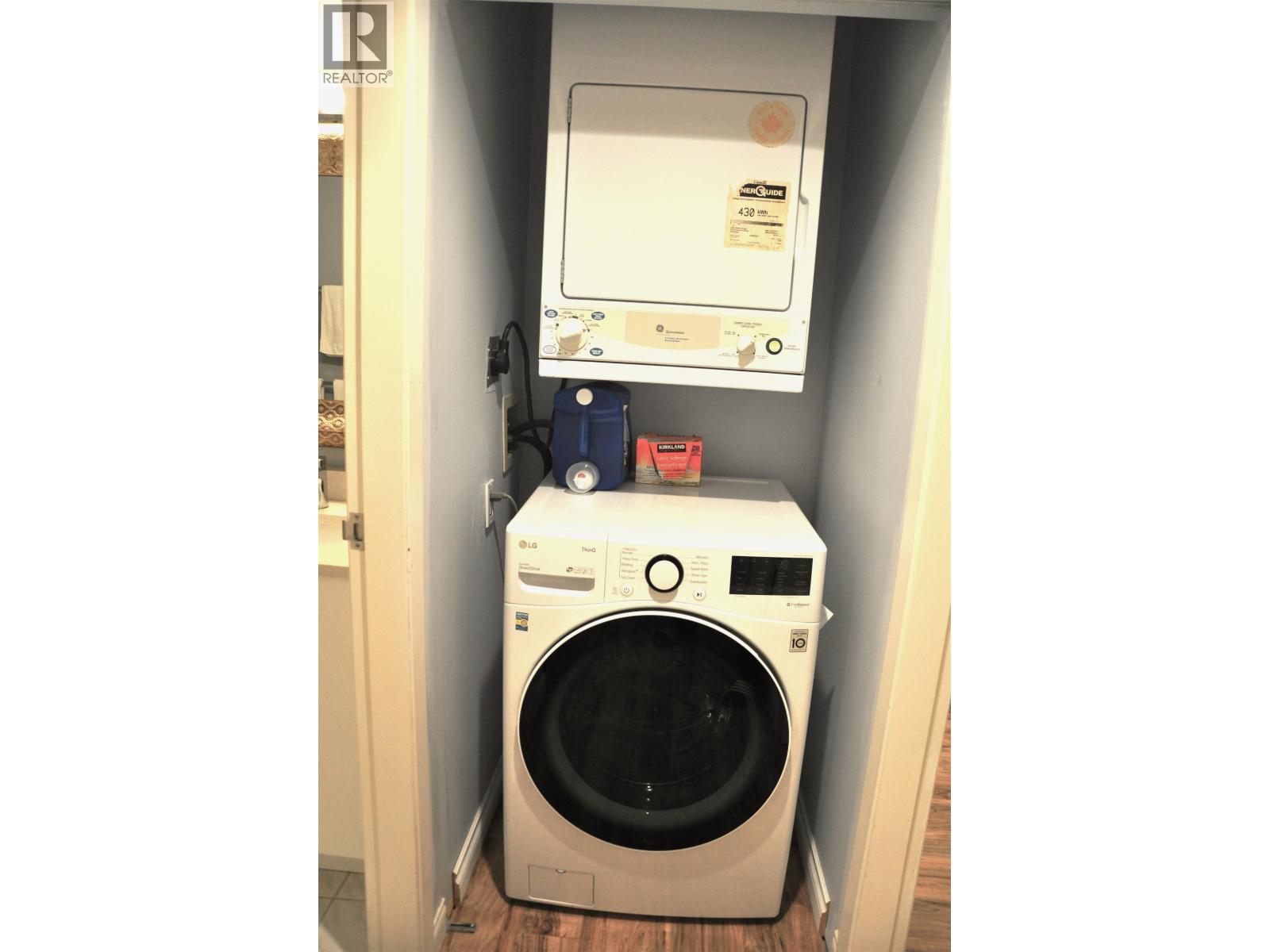A washing machine is sitting in a small space.