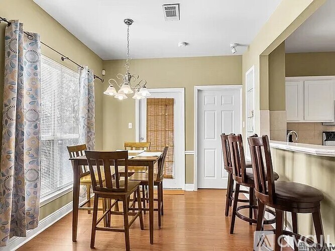 Source URL: https://prod-avail.s3.amazonaws.com/public_images/41919038/listing/Dining_Room.jpg