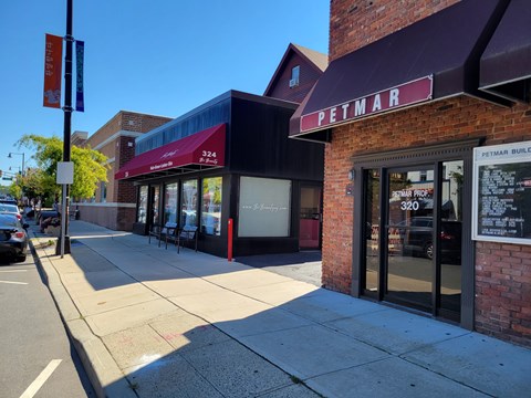 A Petmar storefront on a sunny day with a clear blue sky.