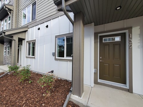 132, 2231 81 Street SW 2 Beds Apartment for Rent