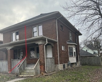 A house with a red line drawn on it.