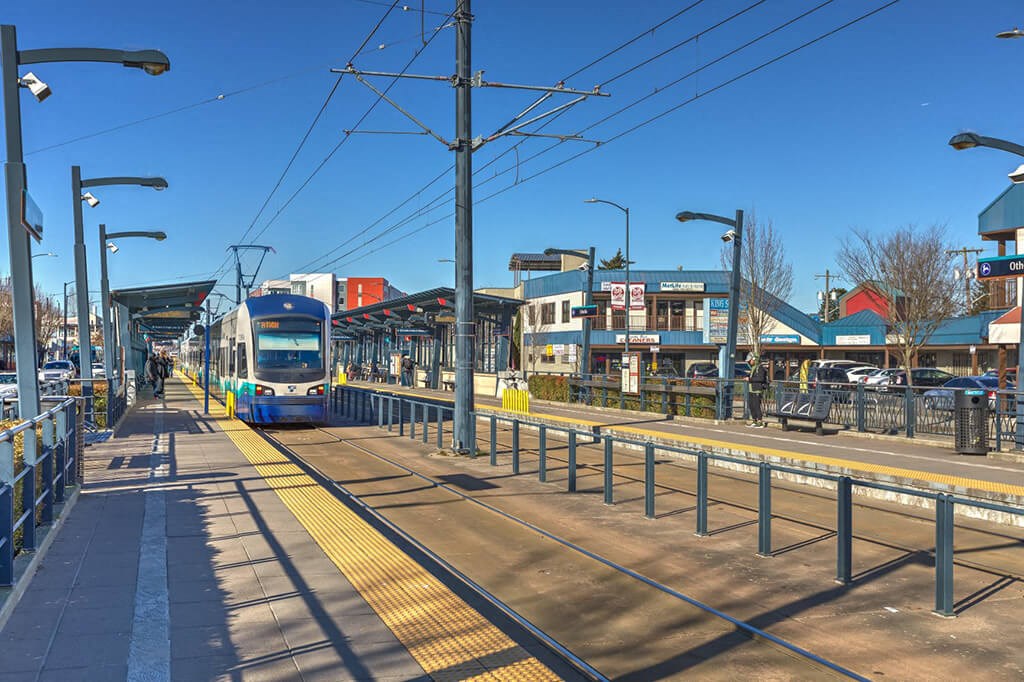 a train pulling into a train station in a city