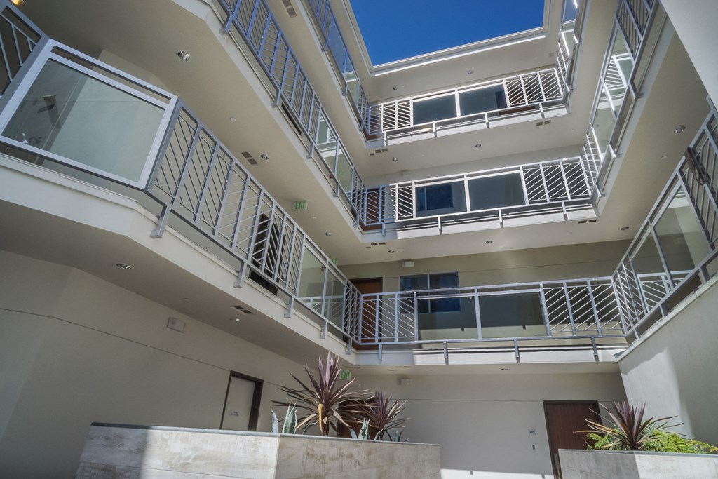 Interior Courtyard of Kings Court by Wiseman
