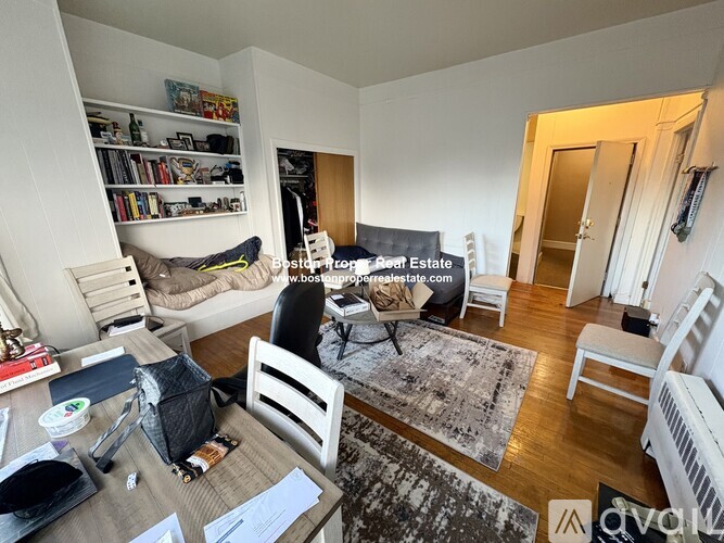 Source URL: https://prod-avail.s3.amazonaws.com/public_images/39619734/listing/384_Commonwealth_Ave.__51_Boston_(Back_Bay)_Unit_Photo_4_(1).jpg