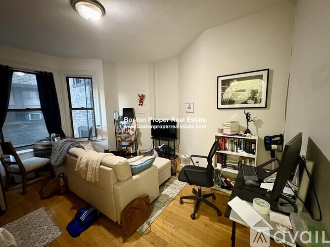 Source URL: https://prod-avail.s3.amazonaws.com/public_images/39619863/listing/384_Commonwealth_Ave.__22_Boston_(Back_Bay)_Unit_Photo_2.jpg