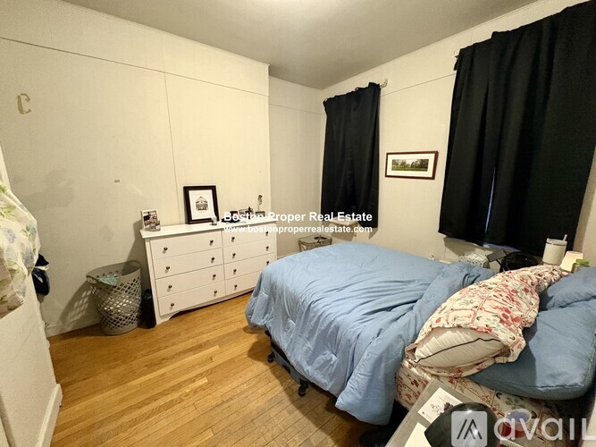 Source URL: https://prod-avail.s3.amazonaws.com/public_images/39619859/listing/384_Commonwealth_Ave.__22_Boston_(Back_Bay)_Unit_Photo_7.jpg