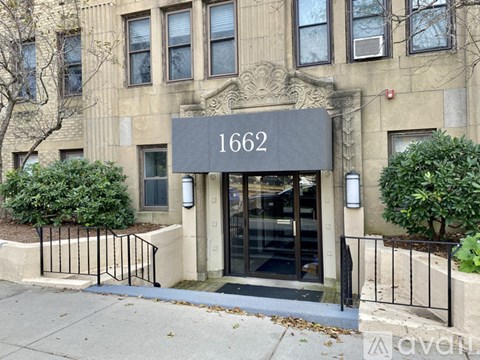 The front of a building with the number 1662 on it.