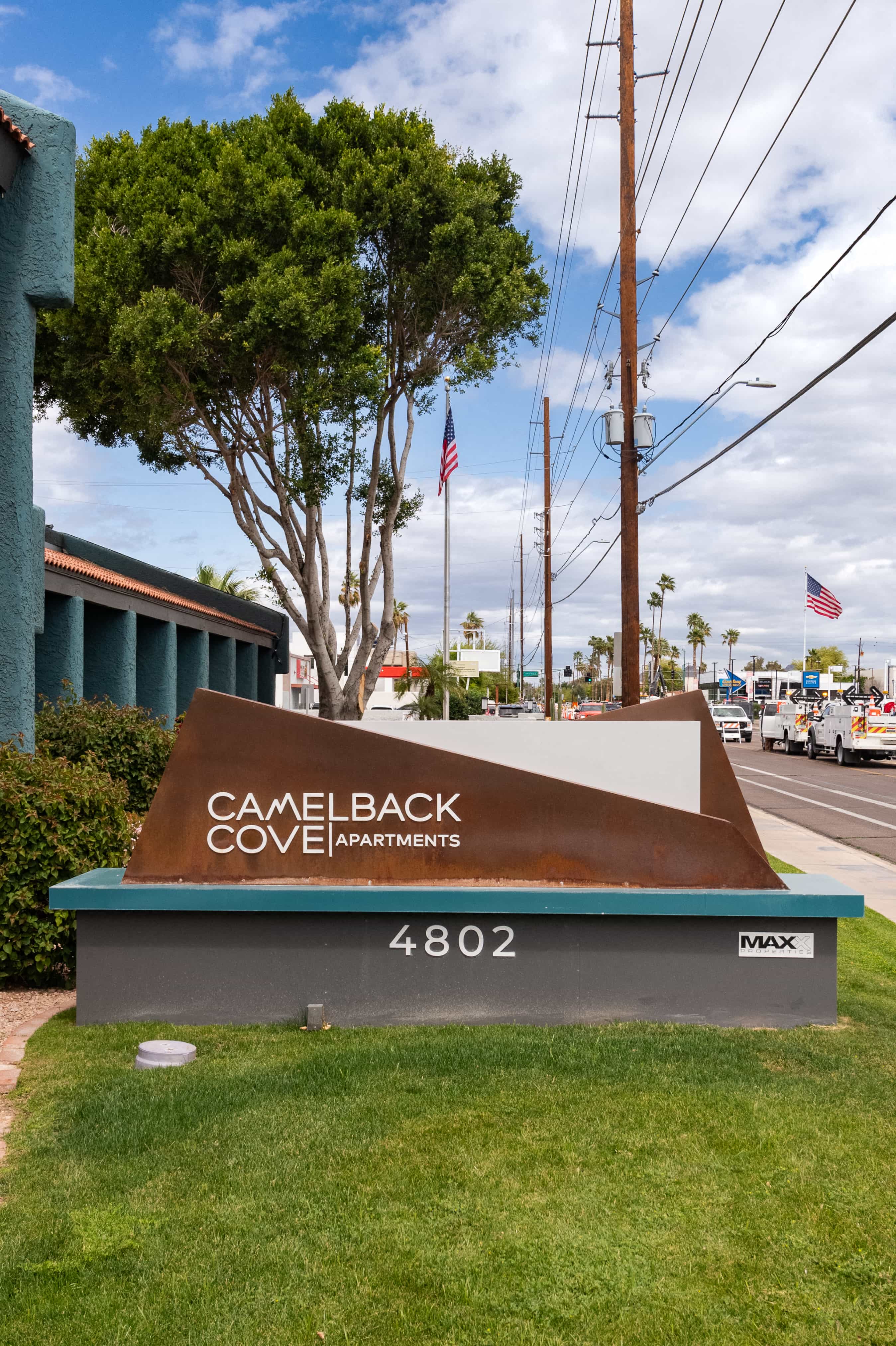 the sign for camelback cove apartments on the side of the street