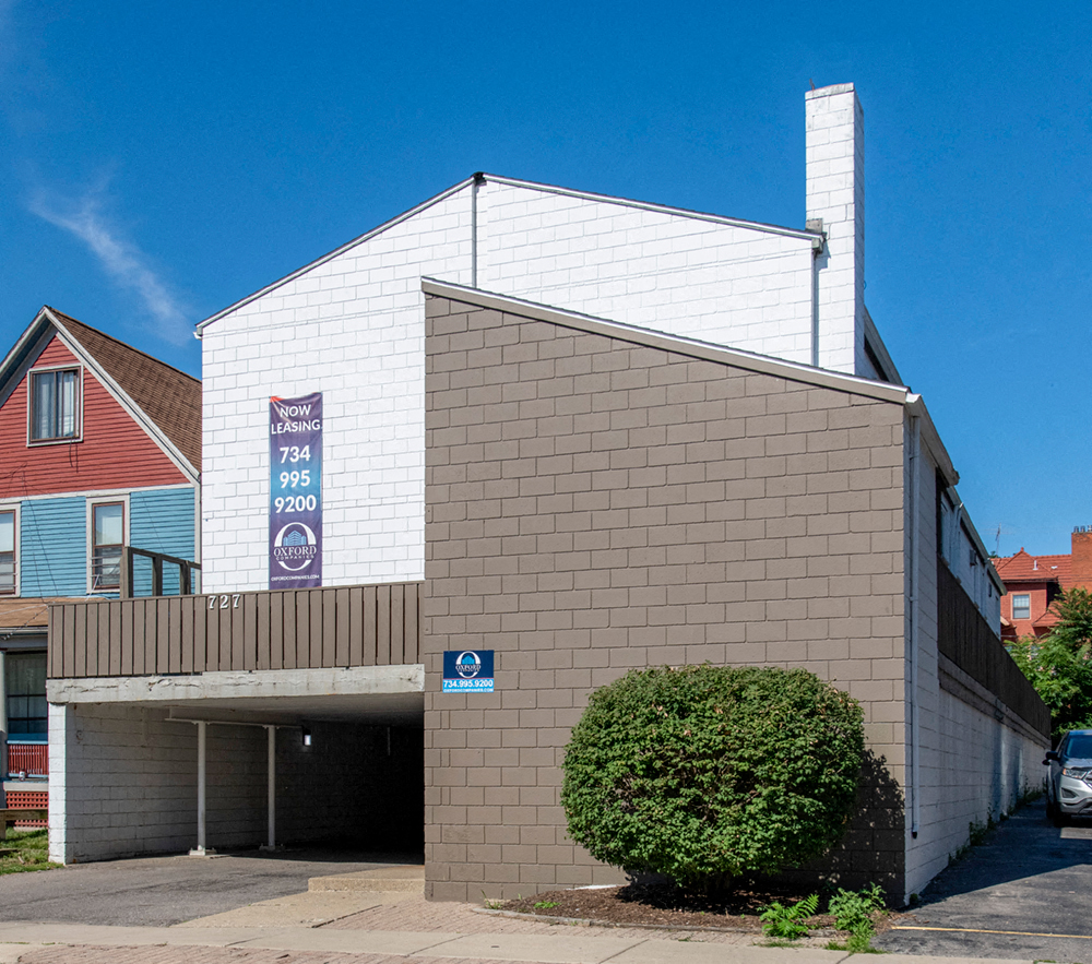the building where the motel is located