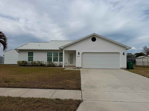 PR - 404 NE CAMELOT Drive 3 Beds Apartment for Rent