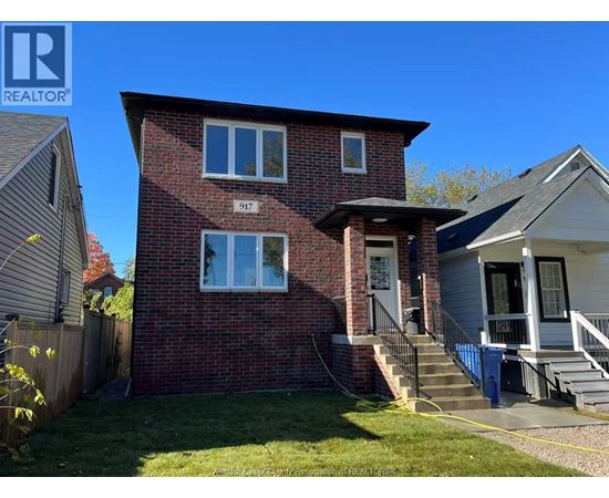A house with the number 917 on it.