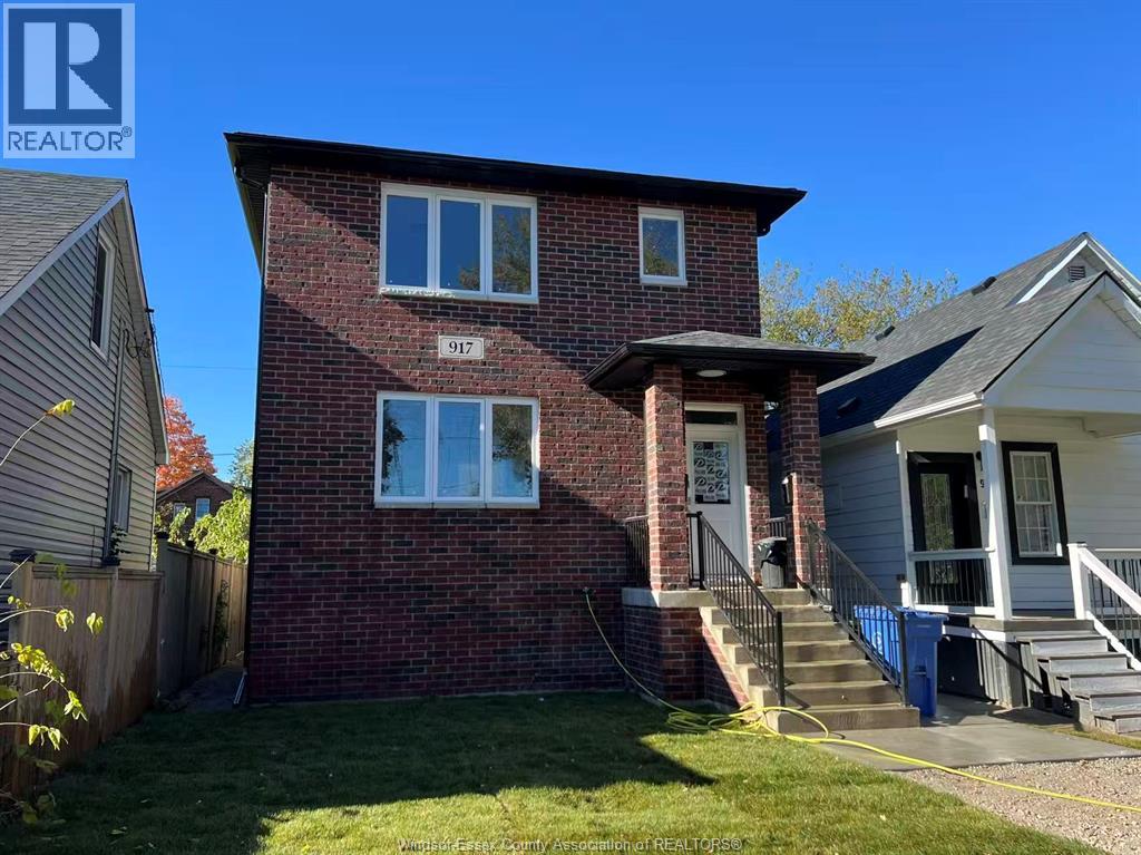A house with the number 917 on it.