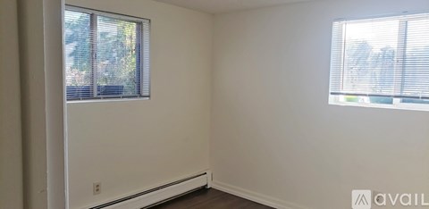 A room with a window on the left and right side.