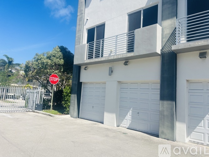 1045 NE 18th Ave 3 Beds Condo, Townhouse for Rent - Photo gallery 2