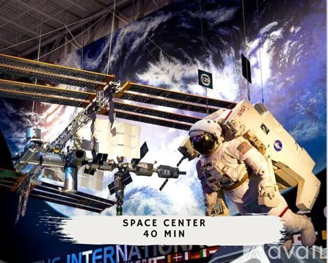 A space center 40 min presentation with an astronaut and a space shuttle.