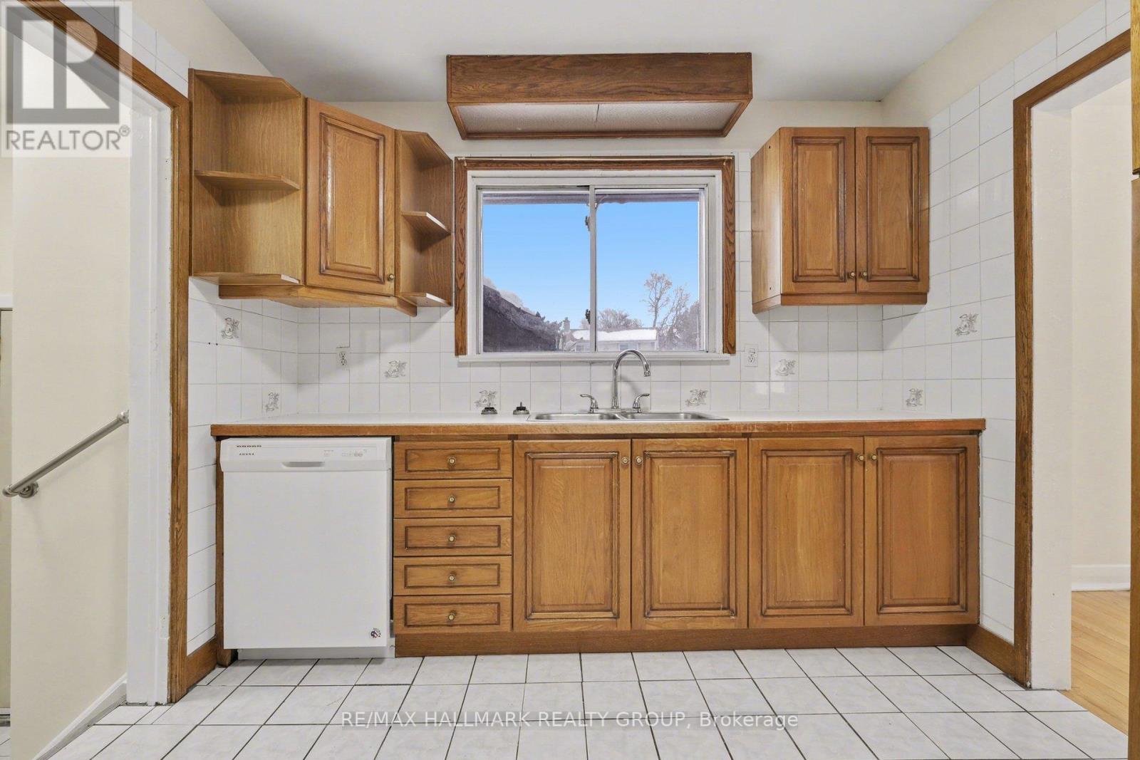 Source URL: https://ddfcdn.realtor.ca/listing/TS639072698229300000/reb76/highres/6/x12808846_12.jpg