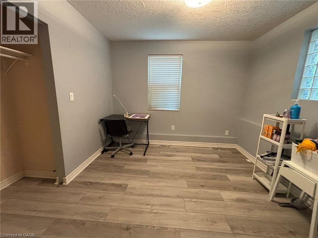 Source URL: https://ddfcdn.realtor.ca/listing/TS639073073572300000/reb14/highres/7/40806817_2.jpg