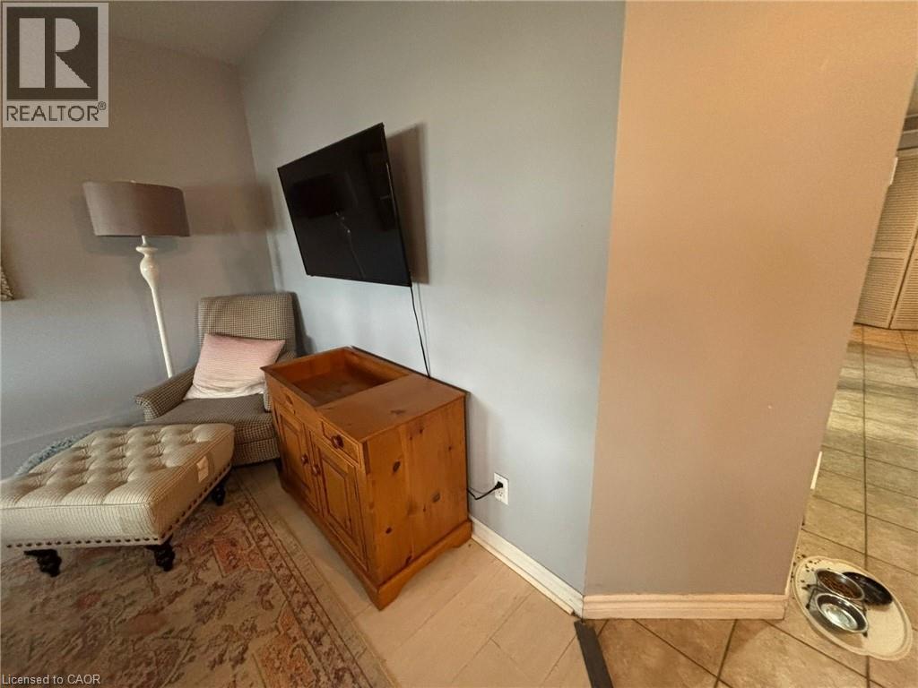 Source URL: https://ddfcdn.realtor.ca/listing/TS639073073572300000/reb14/highres/7/40806817_3.jpg