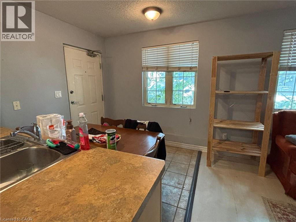 Source URL: https://ddfcdn.realtor.ca/listing/TS639073073572300000/reb14/highres/7/40806817_5.jpg