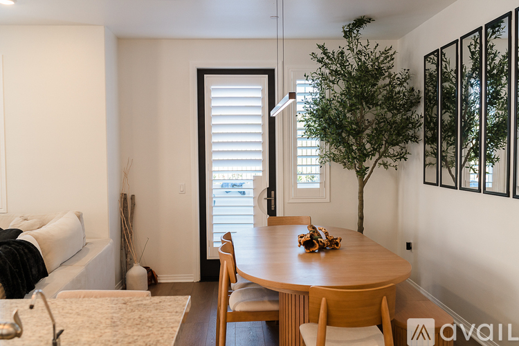 A dining room with a round table and chairs.